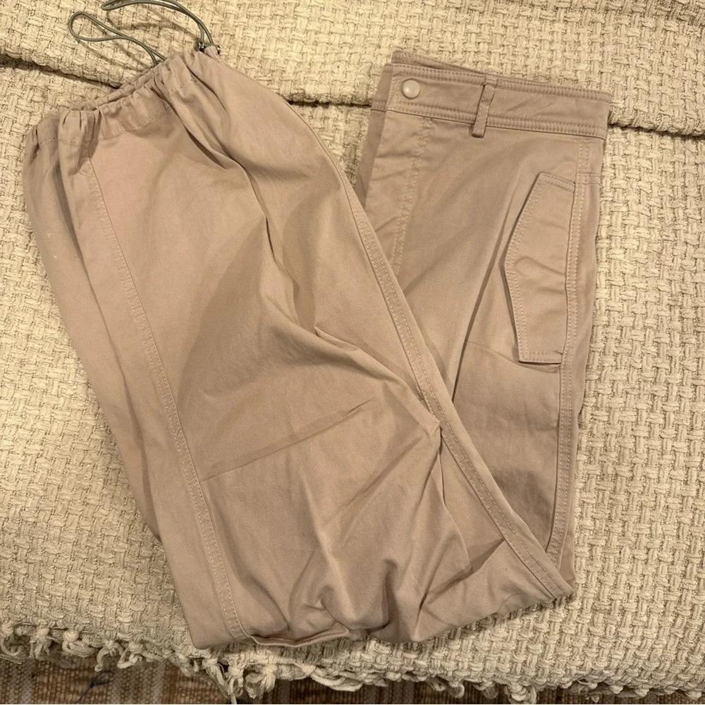 NWOT ZARA Women's Jogger Pants
Size small Beige Drawstring
Stretch Fabric